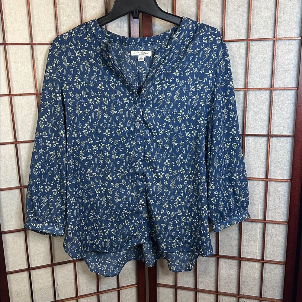Jachs girlfriend women’s Blue and White Floral Shirt size medium.